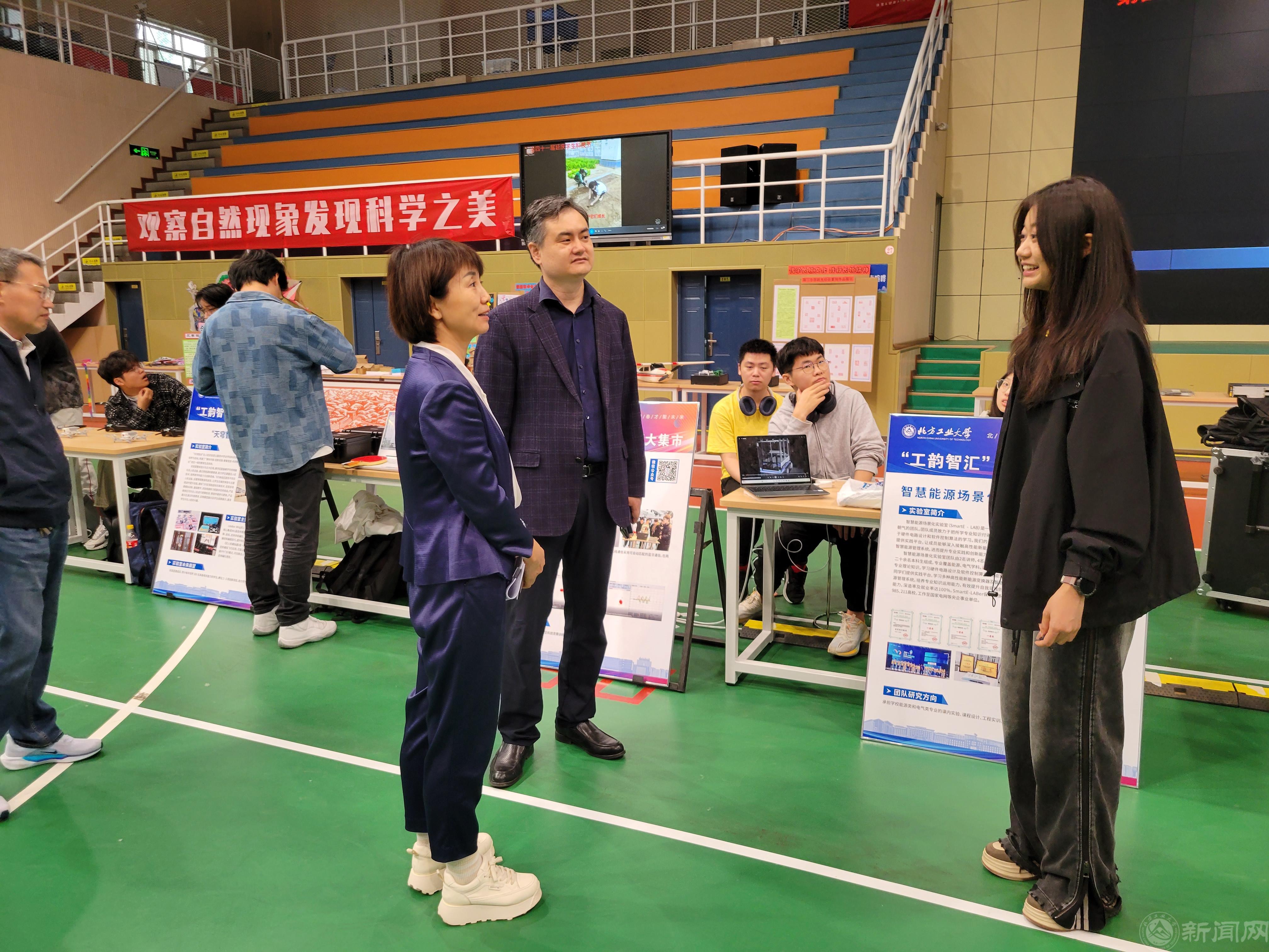 延庆区委教育工委书记张树清参观展览并勉励伟德官网科创团队学生.jpg 延庆区委教育工委书记张树清参观展览并勉励伟德官网科创团队学生.jpg