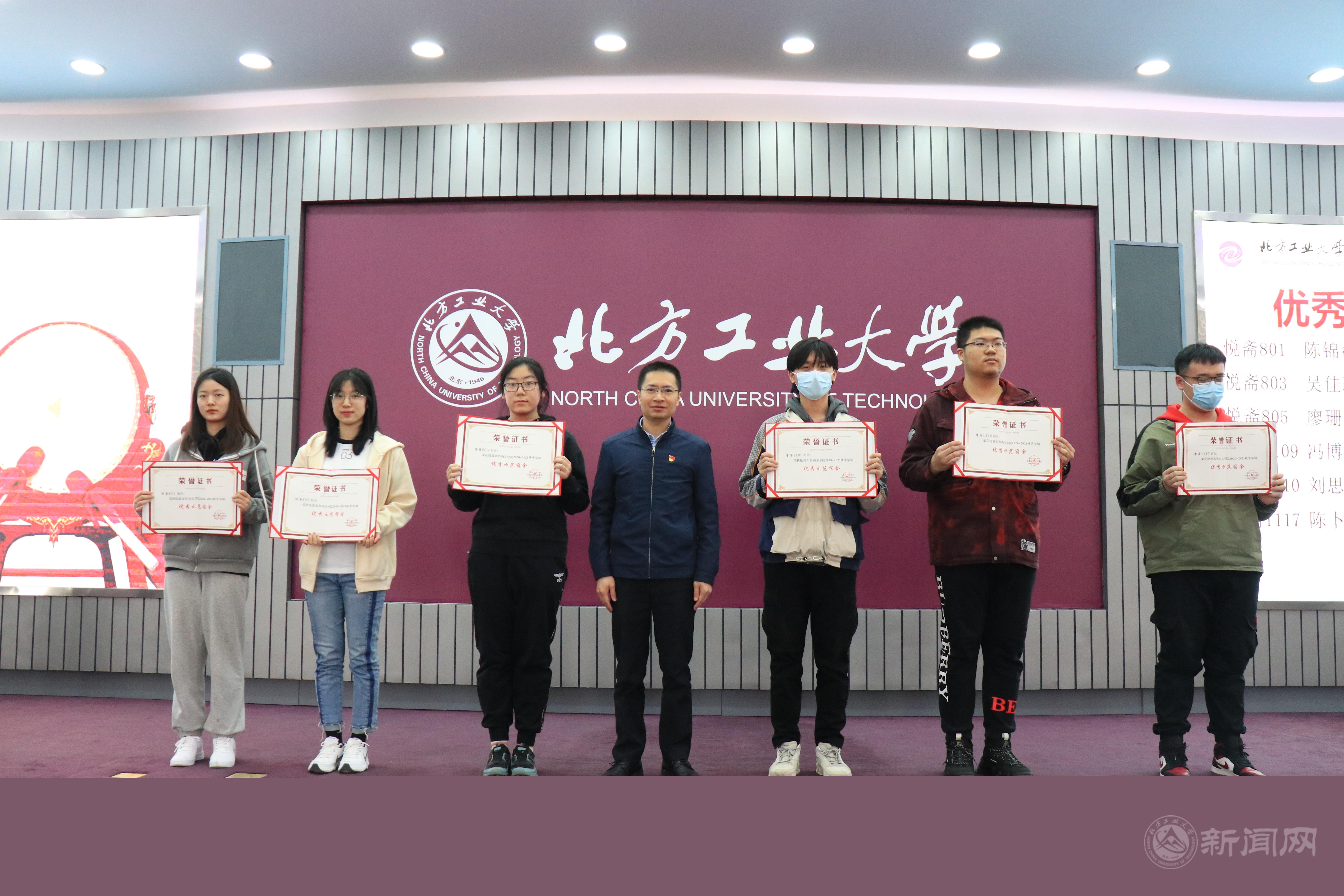 何-颁奖.jpg 何-颁奖.jpg