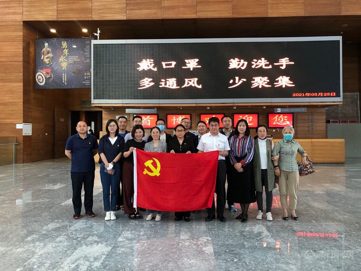 参观合影.jpg 参观合影.jpg