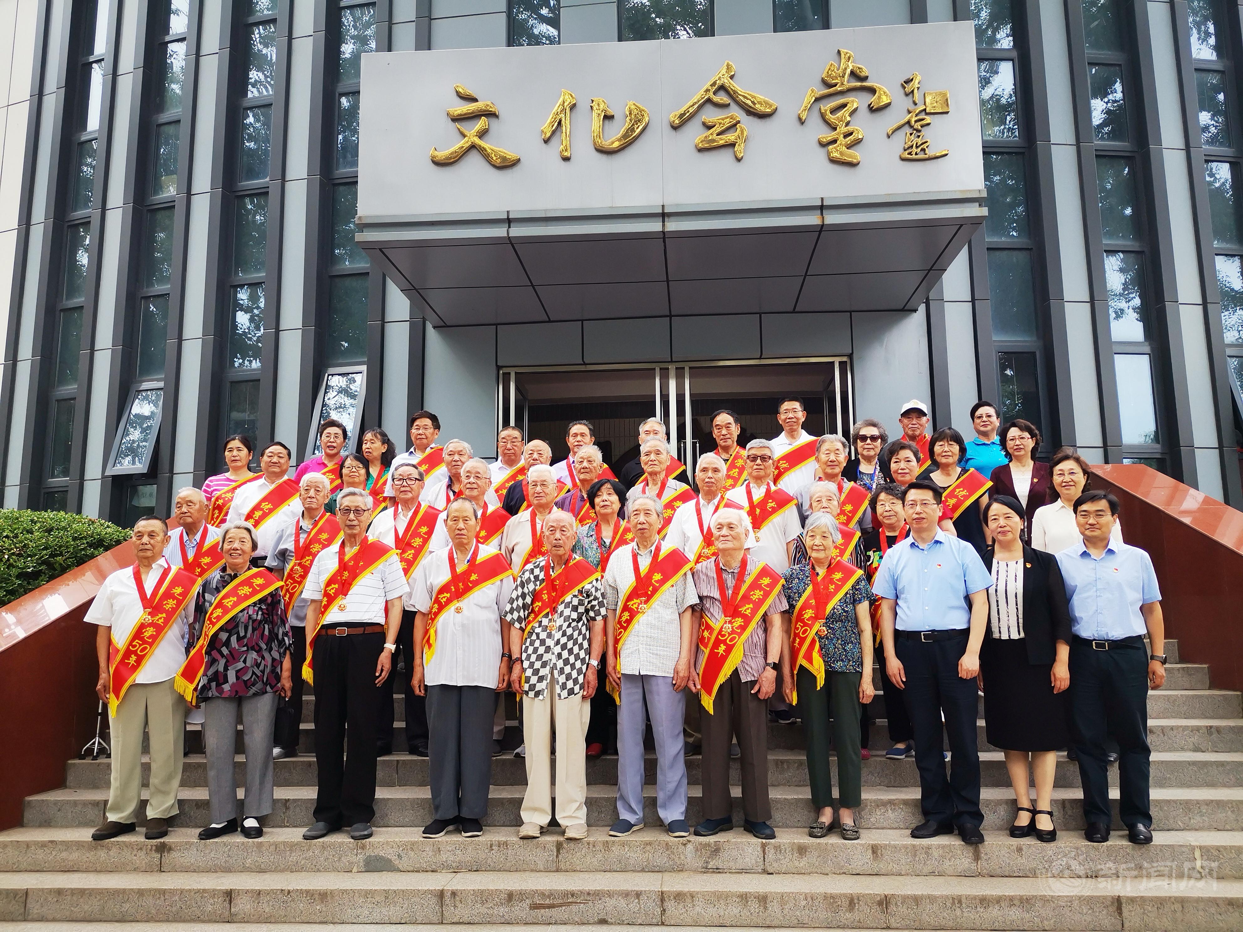 合影.jpg 合影.jpg