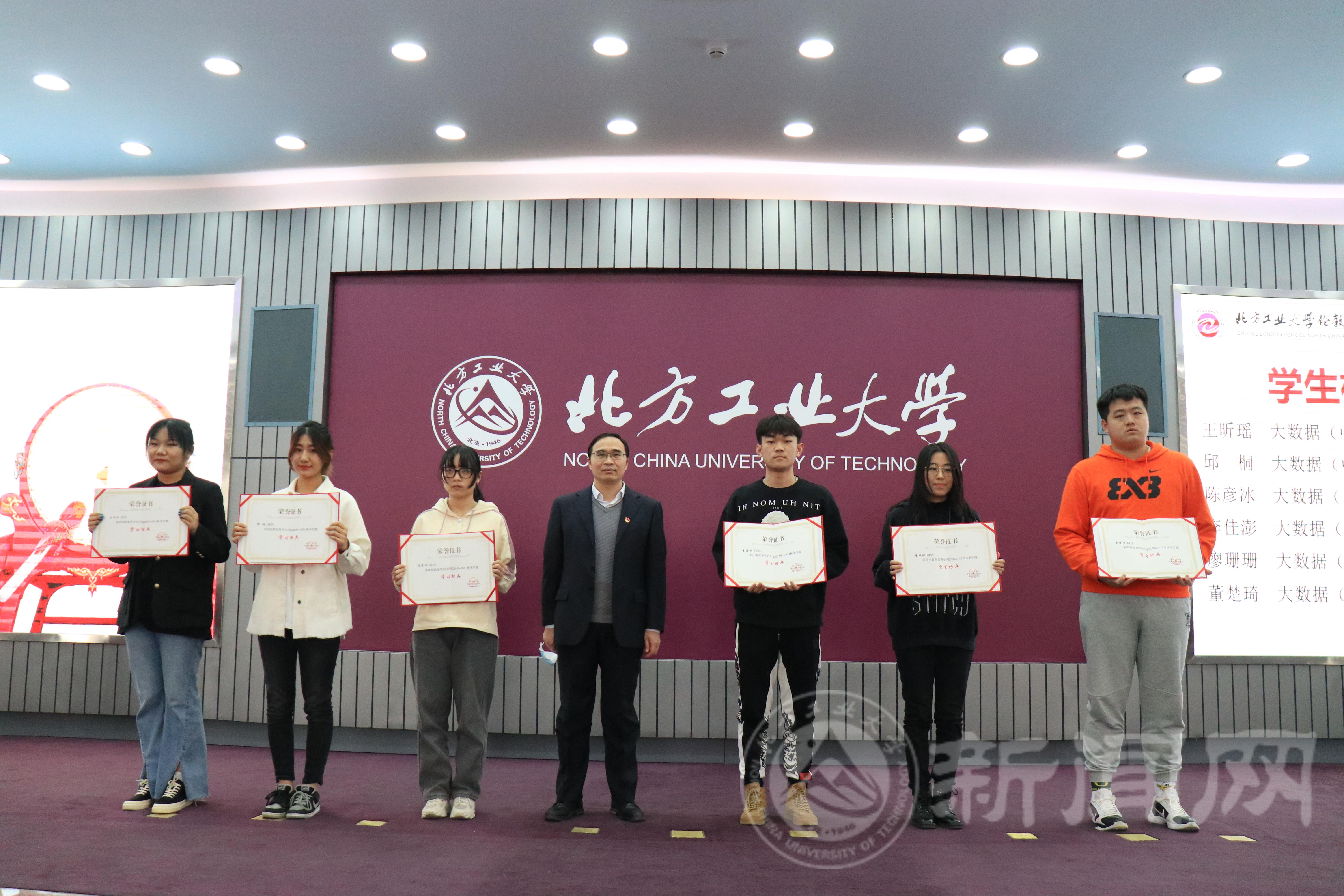 高-颁奖.jpg 高-颁奖.jpg