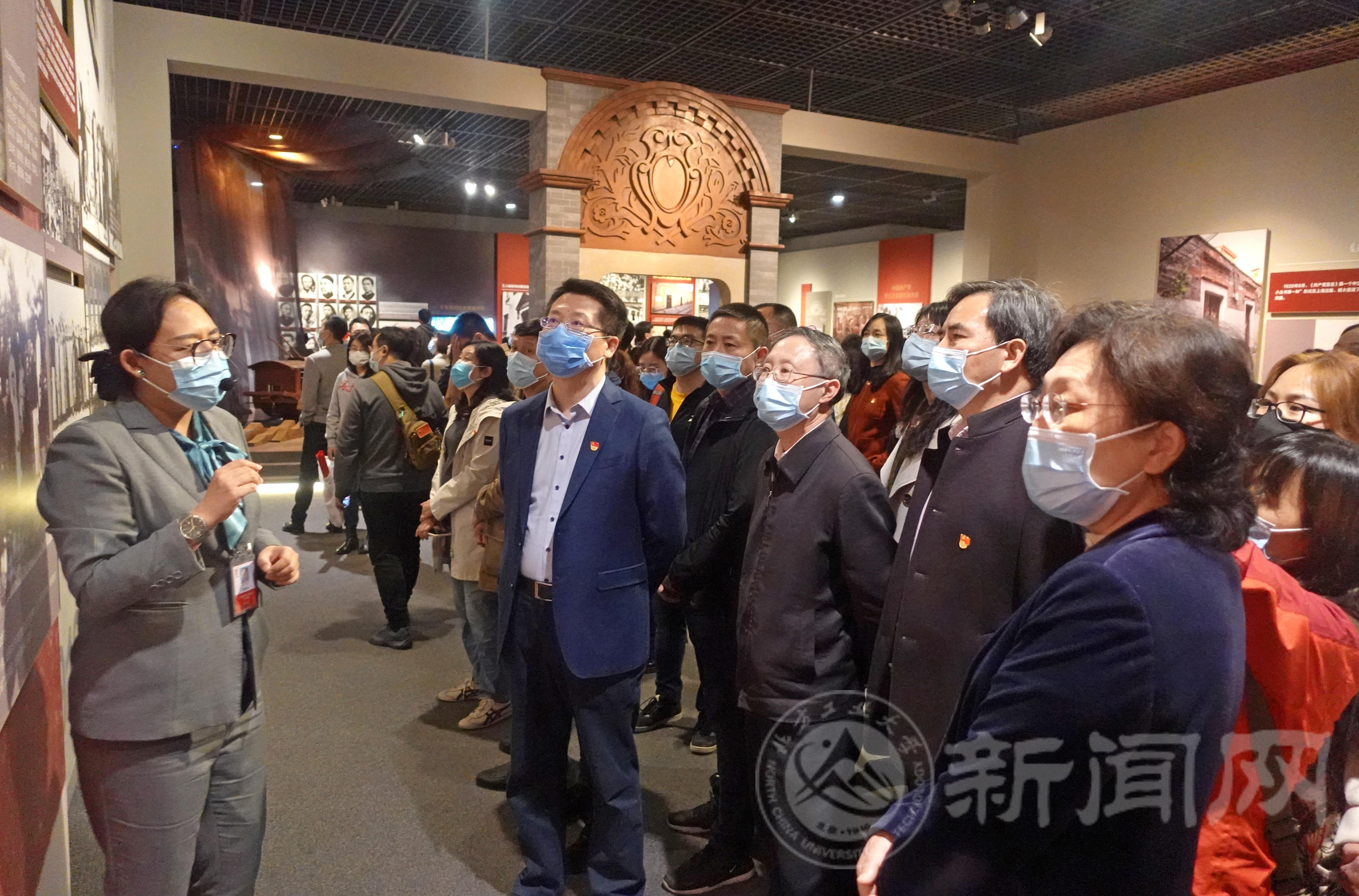 首博讲解合影3.jpg 首博讲解合影3.jpg