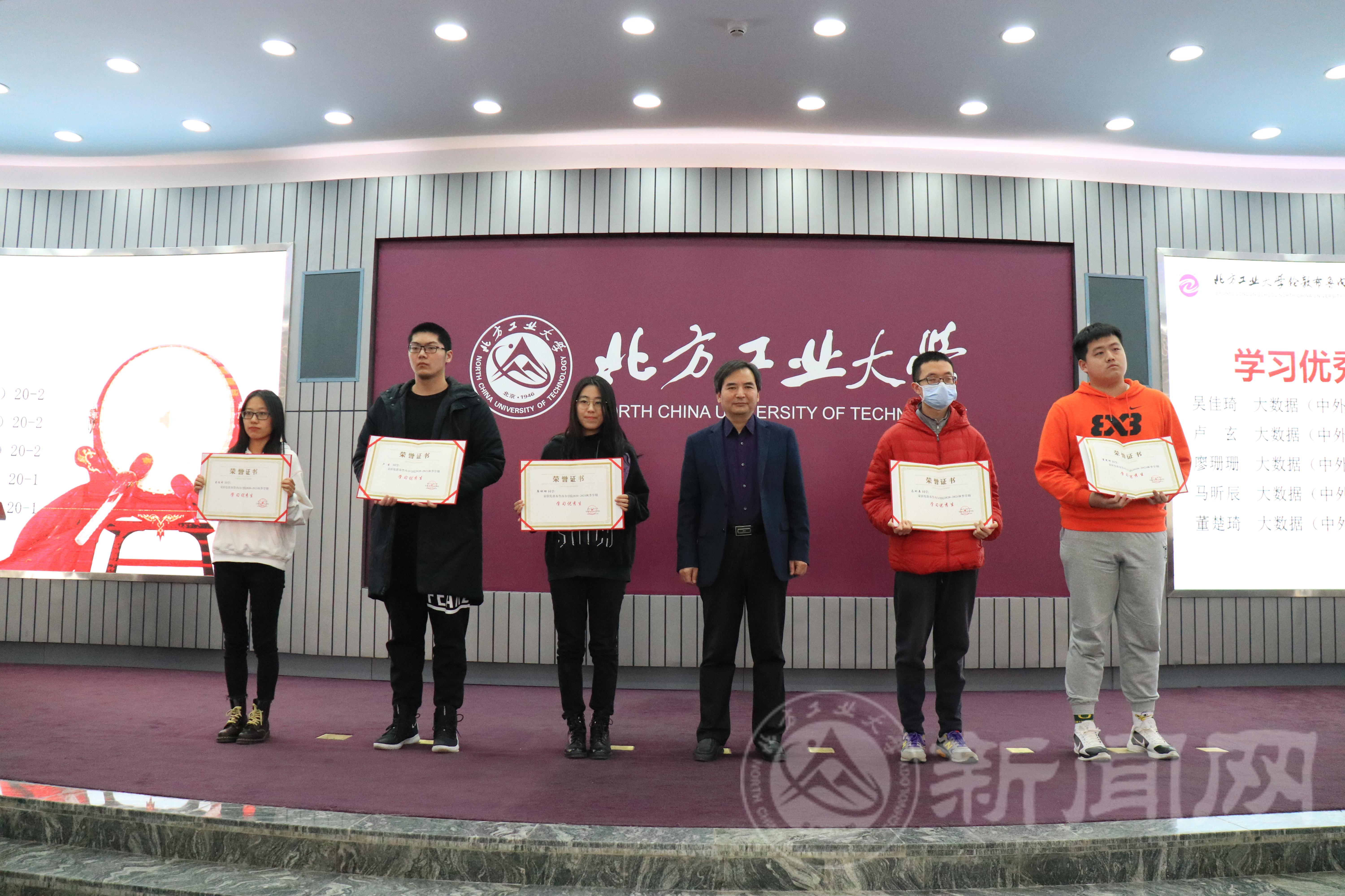 王颁奖.jpg 王颁奖.jpg