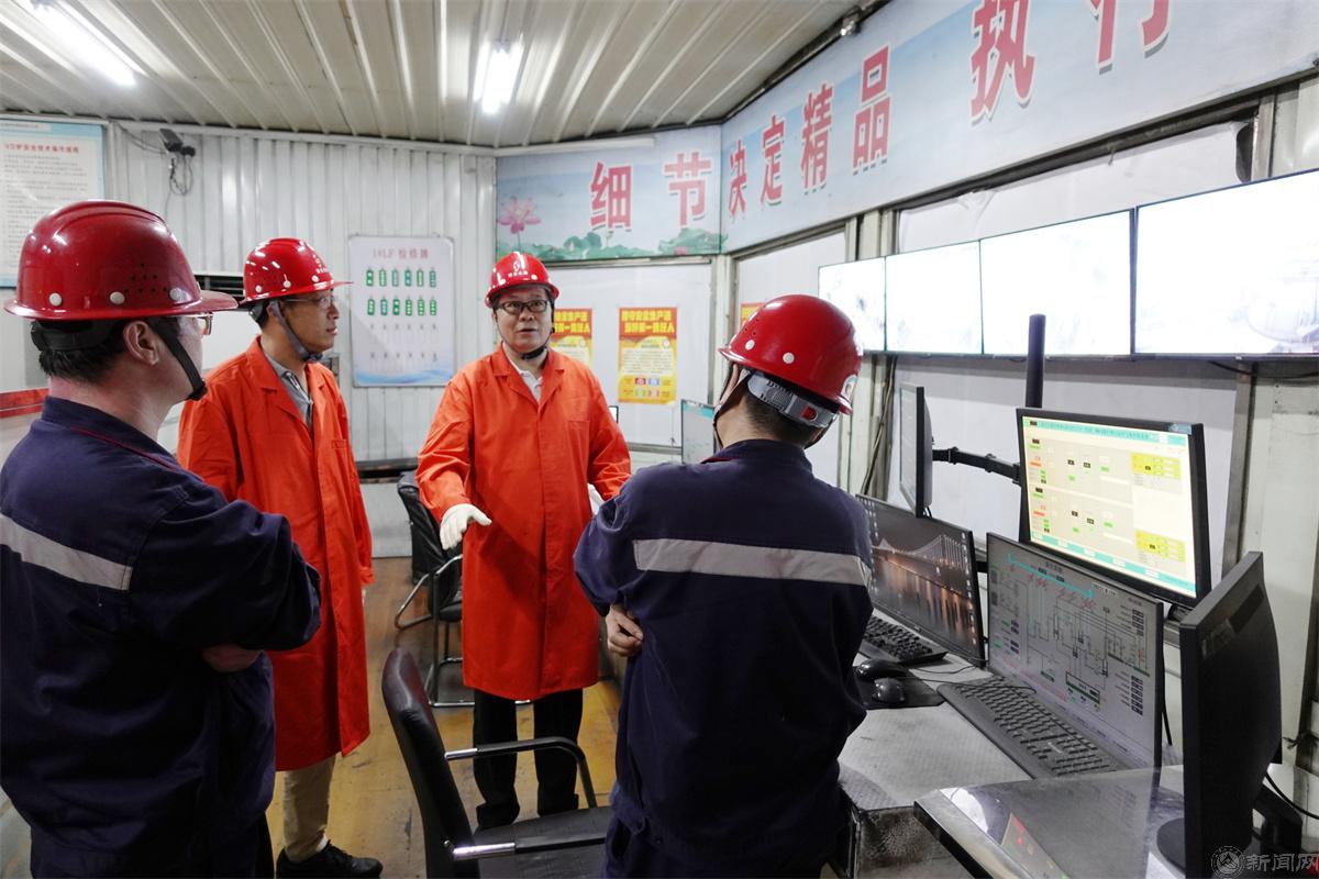 参观北满特钢车间_副本.jpg