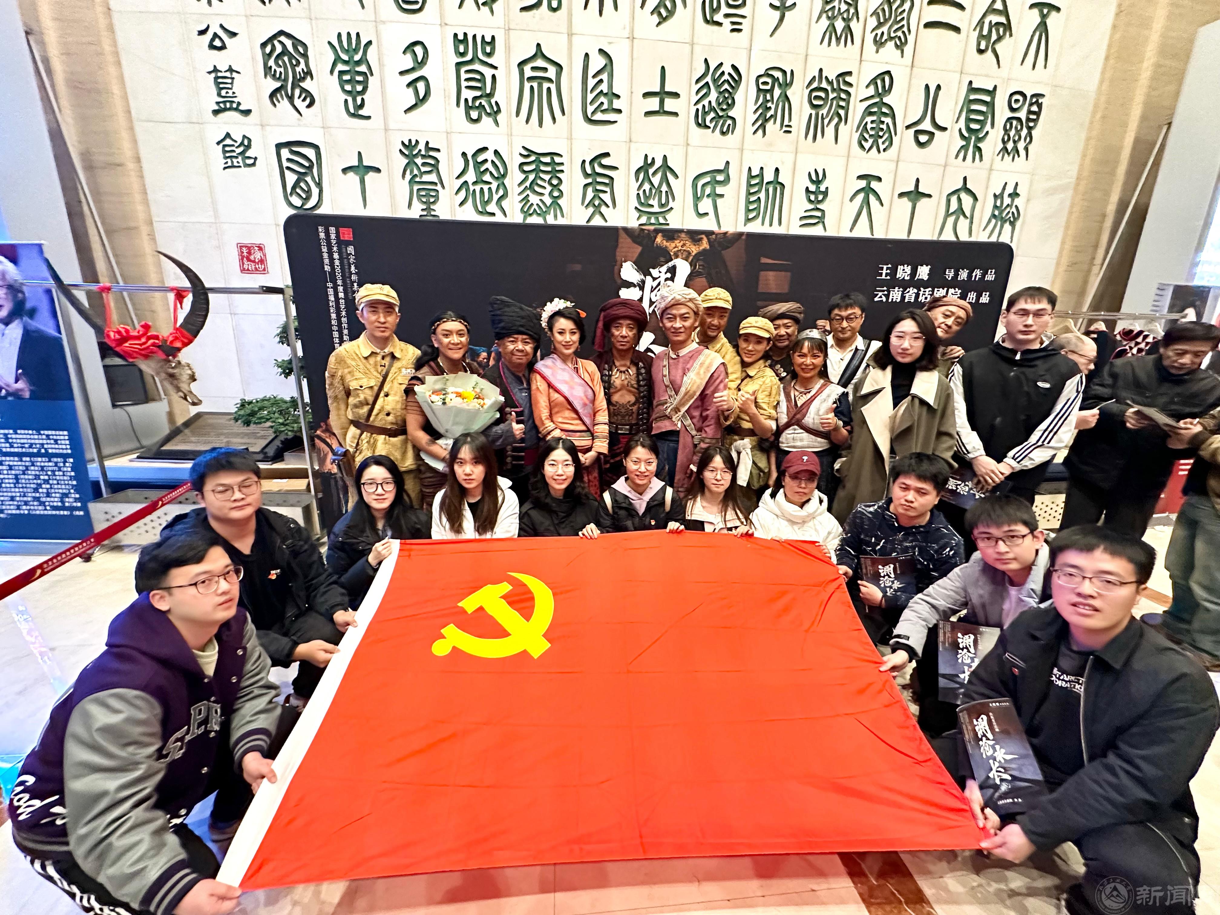 (图3)党员&演员合影留念.jpg (图3)党员&演员合影留念.jpg